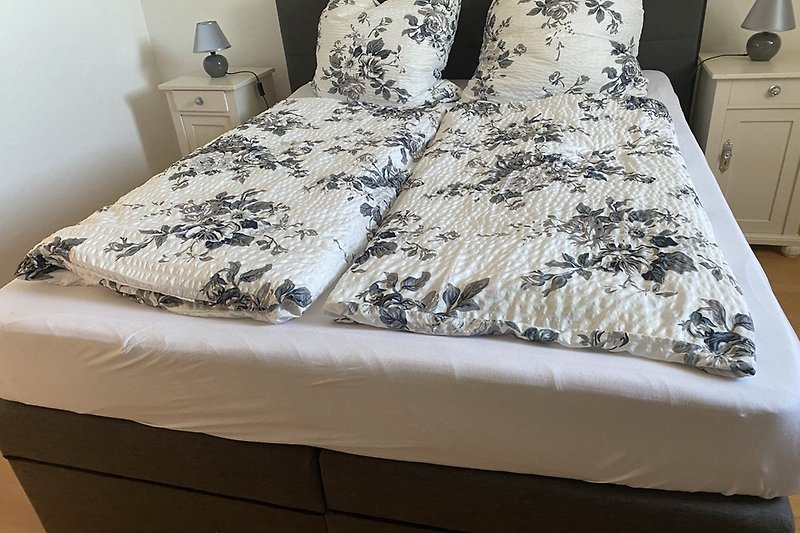 Erstes Schlafzimmer mit Doppelbett