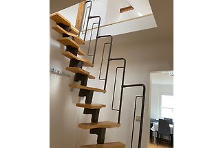 Offene Holztreppe ins Obergeschoss