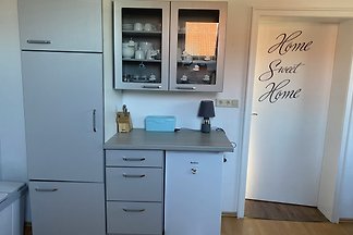 Küche mit grauen Schränken und Kühlschrank