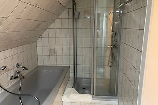 Badezimmer mit Badewanne und separater Dusche