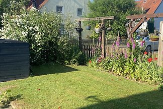 Garten mit Blumenbeet und Rasenfläche